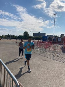 Supporter running marathon